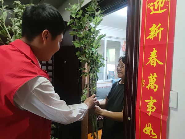 艾葉飄香 濃情端午，三箭物業(yè)開展送艾草活動(dòng)